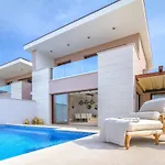 ヴィラ Luxury Prova1 マリンスカ